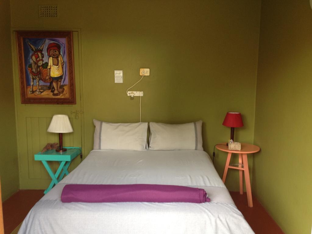 Jungle Monkey Backpackers Hostel Port Saint Johnʼs Szoba fotó
